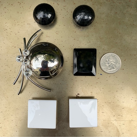 Set Black White Acrylic Upcycled Repurposed Vintage Jewelry Refrigerator Magnets - Picture 3 of 7